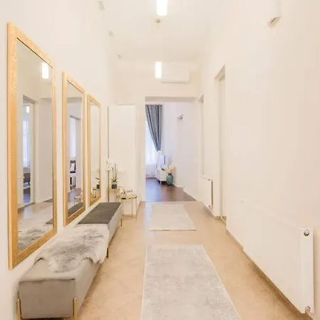 Modern And Stylish 2-bedroom In The Center Apartamento