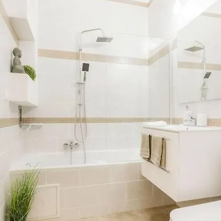 Modern And Stylish 2-bedroom In The Center Apartmán