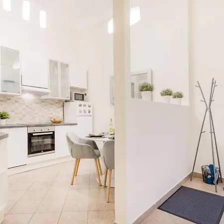 Modern And Stylish 2-bedroom In The Center Apartamento