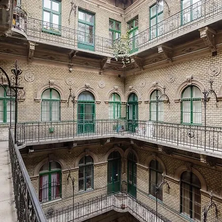 Modern And Stylish 2-bedroom In The Center Apartmán