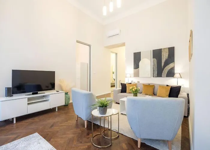 Modern And Stylish 2-bedroom In The Center Budapest