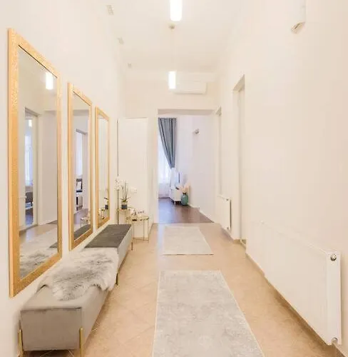 Modern And Stylish 2-bedroom In The Center Apartment