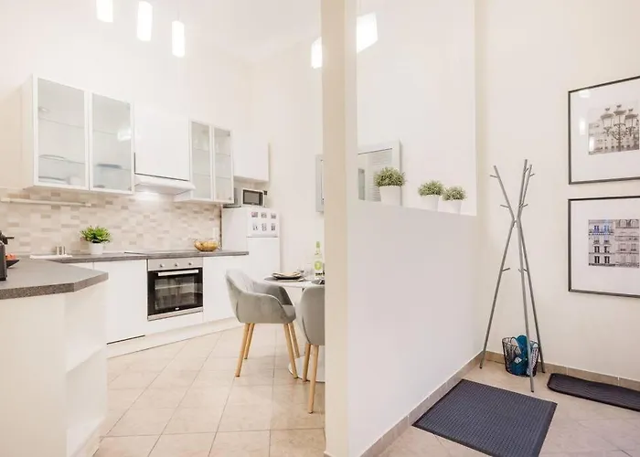Modern And Stylish 2-bedroom In The Center Apartment