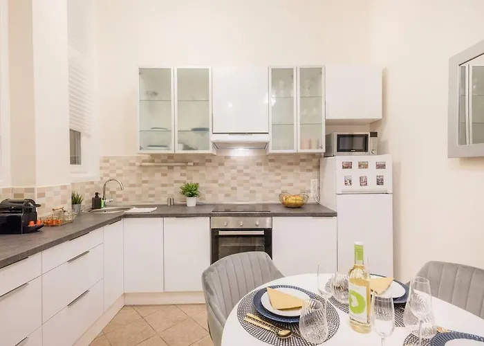 Apartment Modern And Stylish 2-bedroom In The Center Budapest