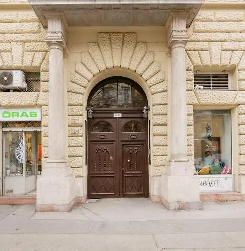 Apartment Modern And Stylish 2-bedroom In The Center Budapest